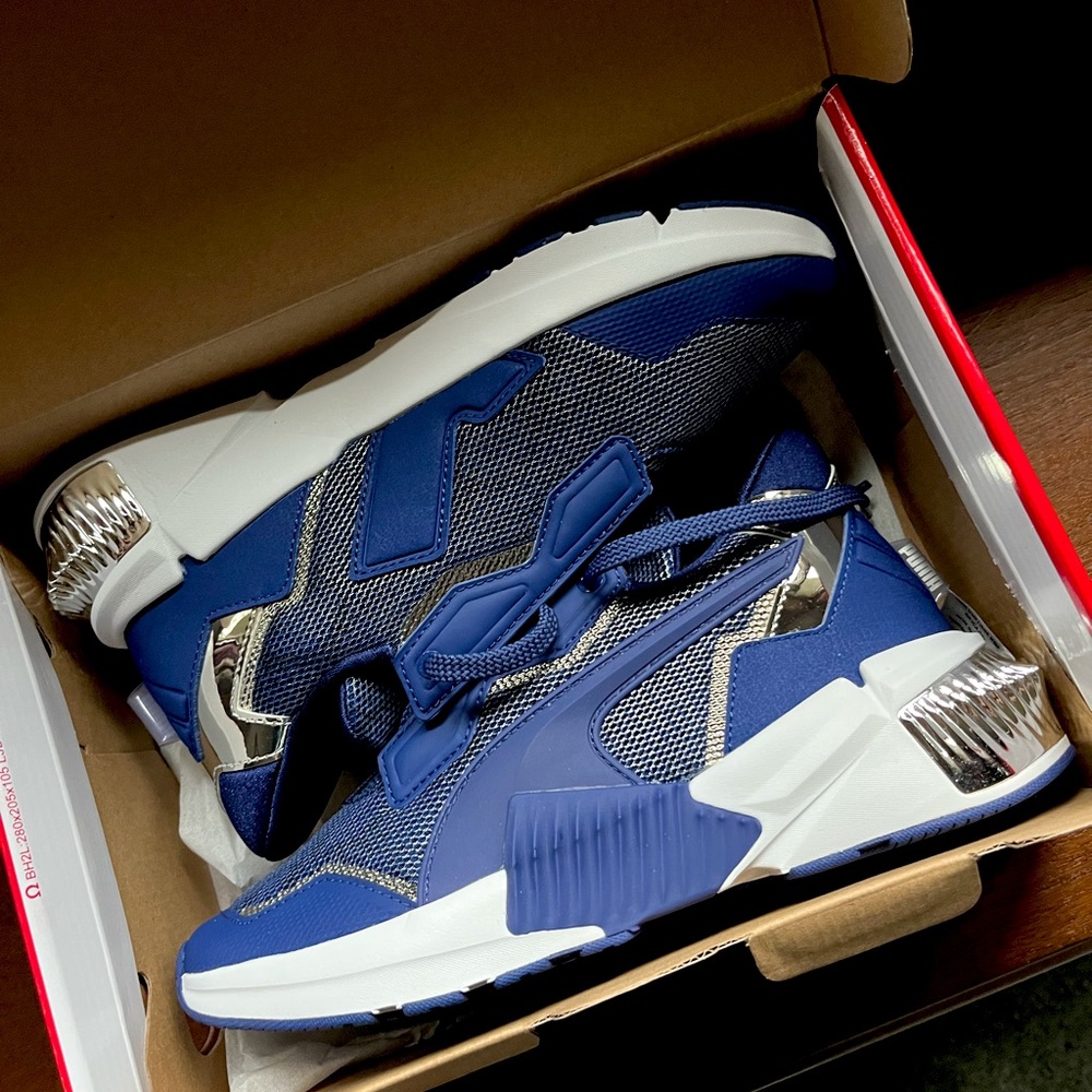 PUMA *NEVER WORN* womens size 6 navy and silver sneakers